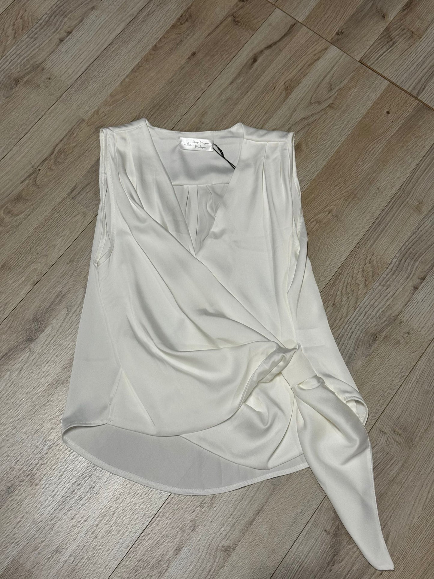 camicia in raso smanicata con nodo bianca