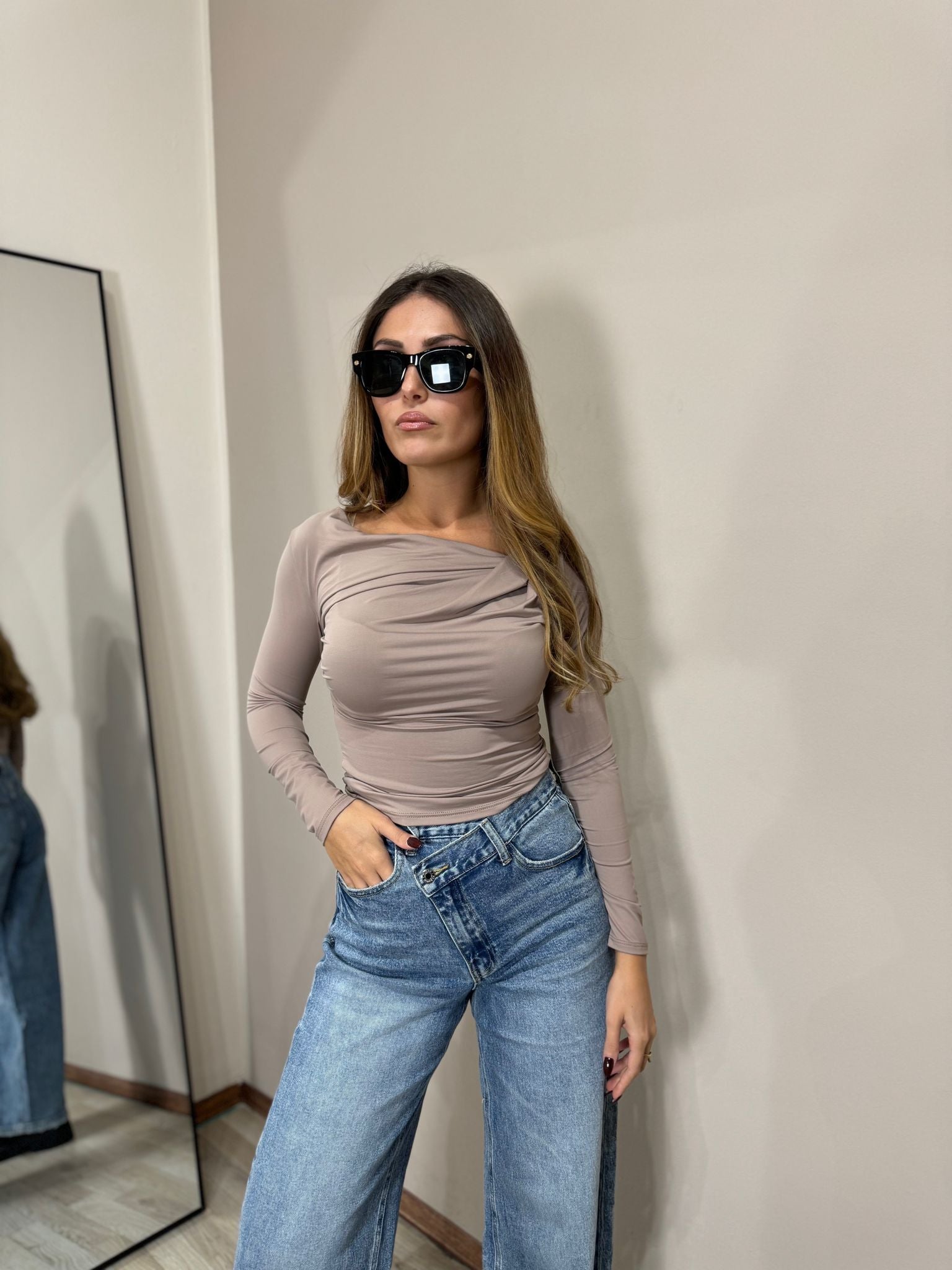 t-shirt scollo asimmetrico beige