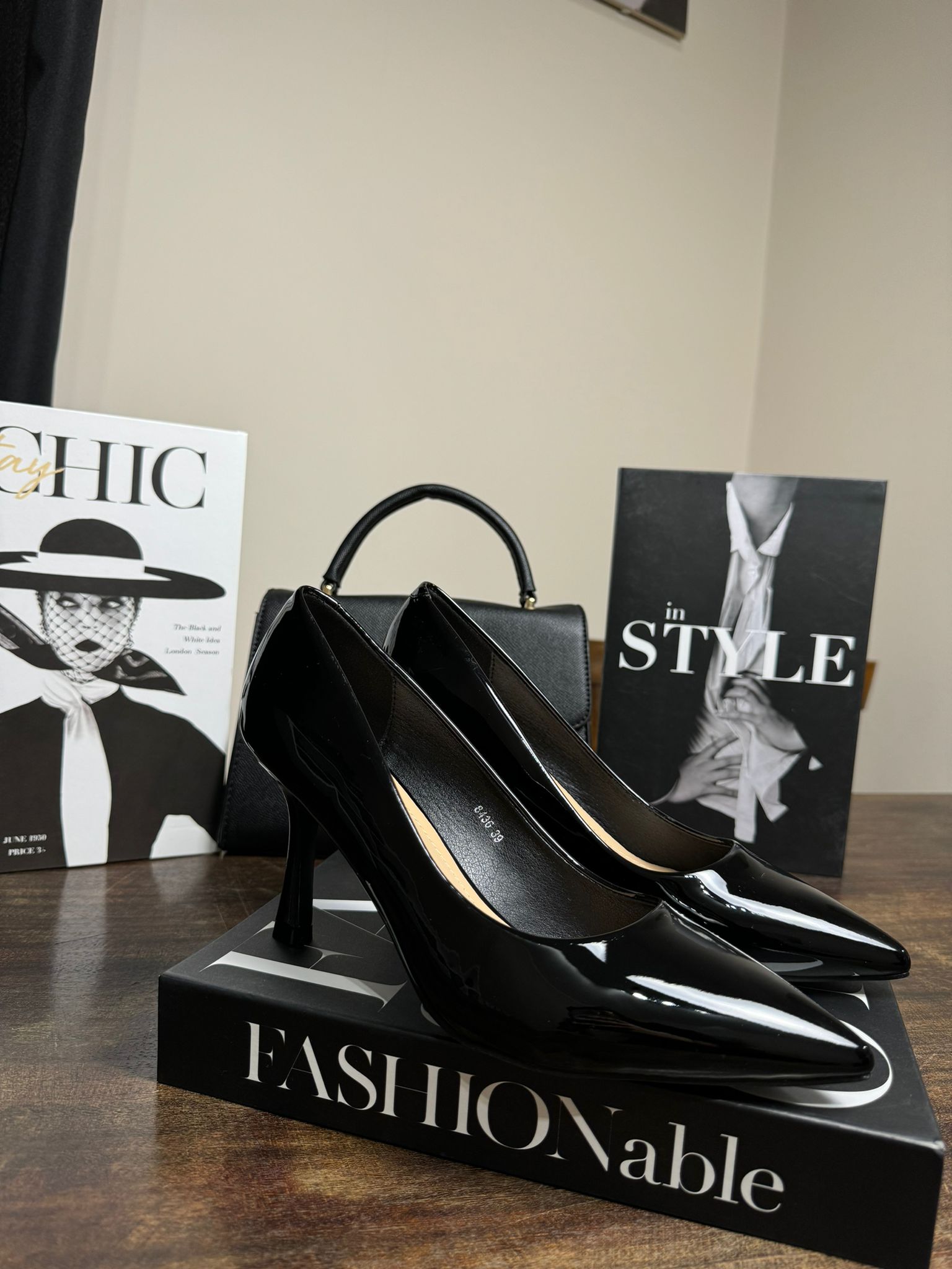 Décolletté vernice black