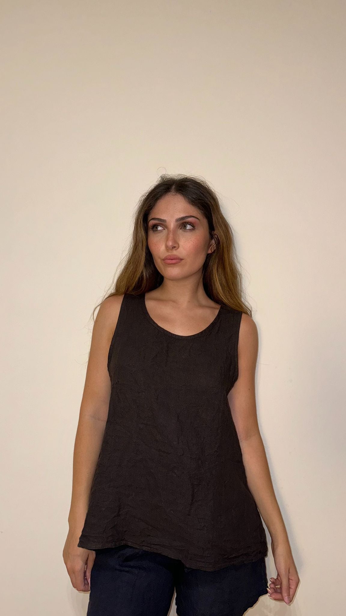 Blusa smanicata 100% lino marrone