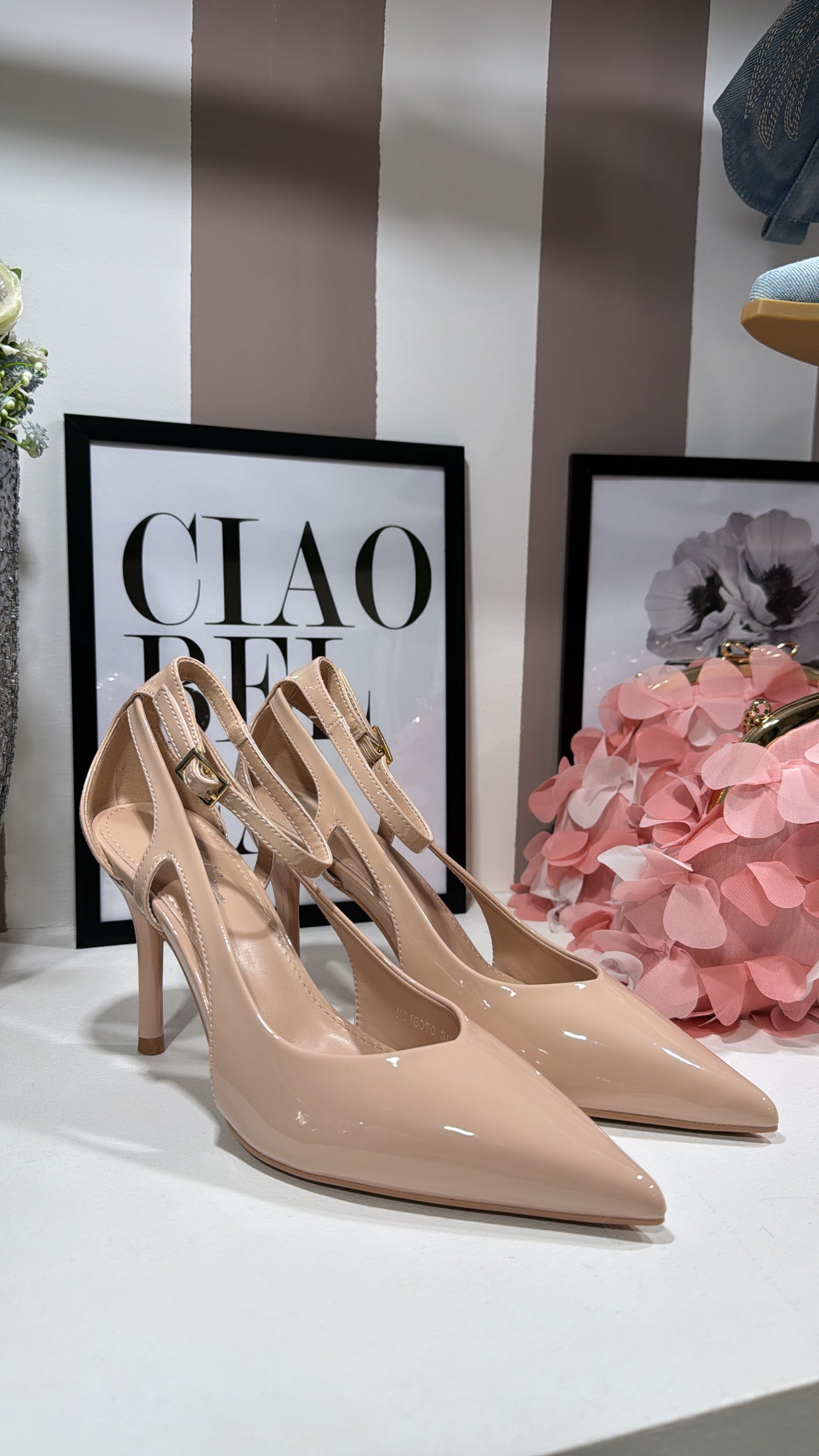 Décolleté nude in vernice con braccialetto