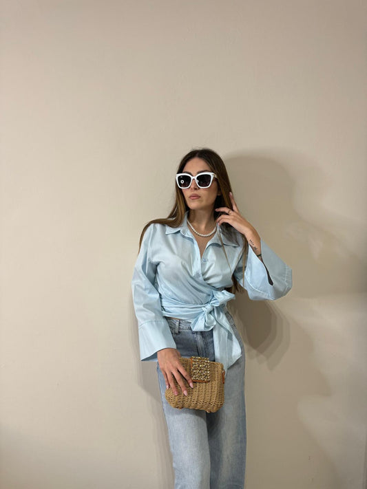 Camicia attaccata in vita con maniche larghe