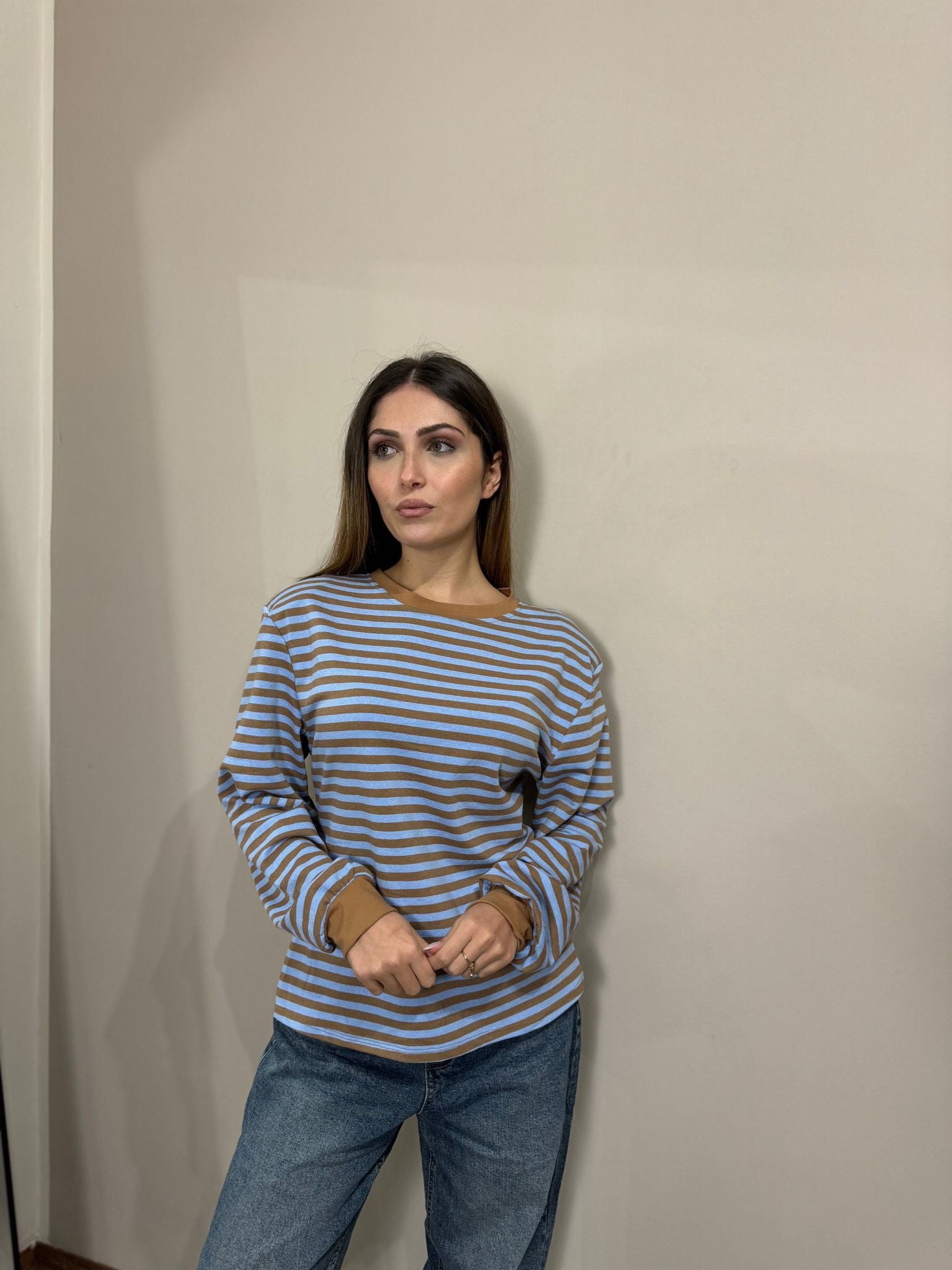 Maglia Alessia con spalline e bottoncino choco/azzurro