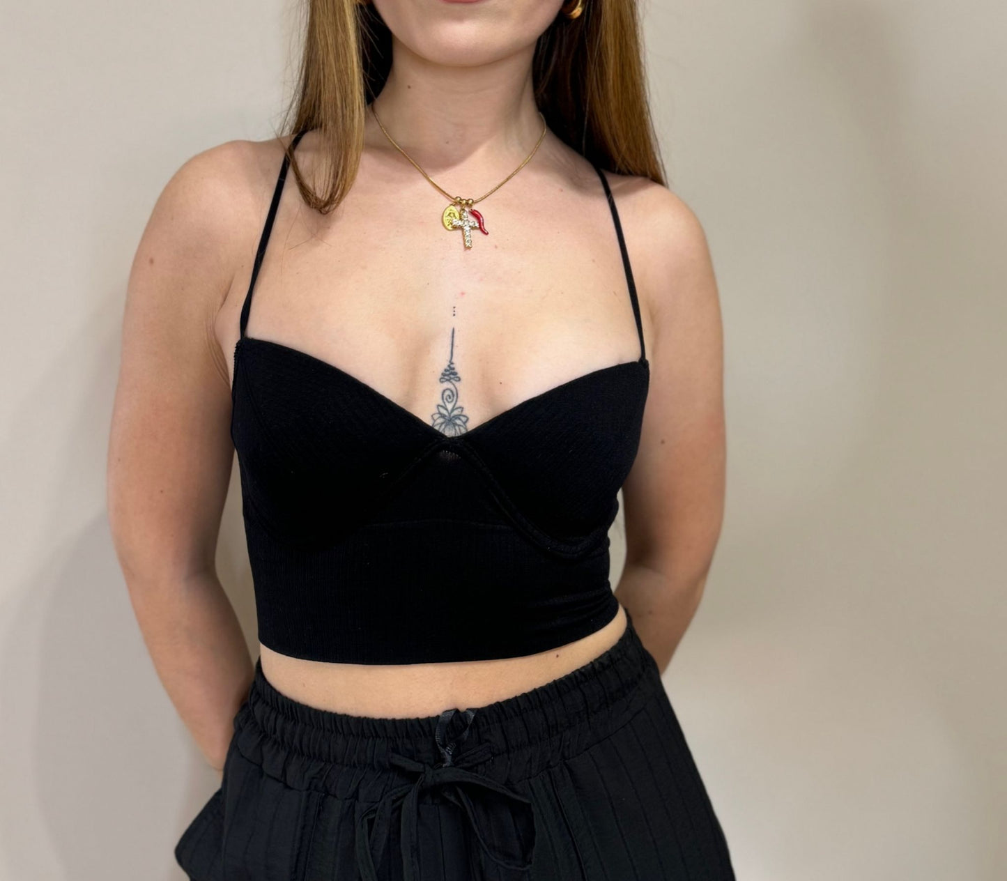Top bretelle nero con coppe